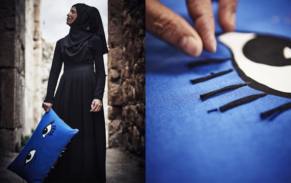 Femme tenant un coussin bleu orné d’un motif d’œil et gros plan du motif d’œil décoré de glands.