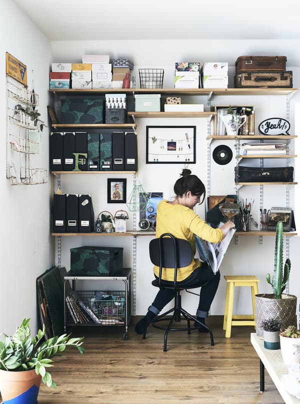Femme utilisant un long plateau comme bureau.