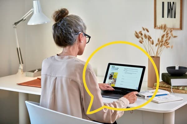 Femme vérifiant si elle souscrit à un abonnement aux emails IKEA Family