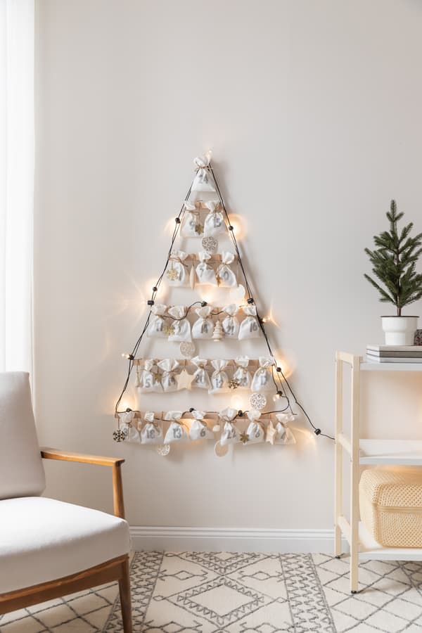 Fertig dekorierter Adventskalender hängt an der Wand. 