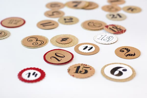 Fertige Zahlen auf Etiketten für Adventskalender mit SKÅDIS