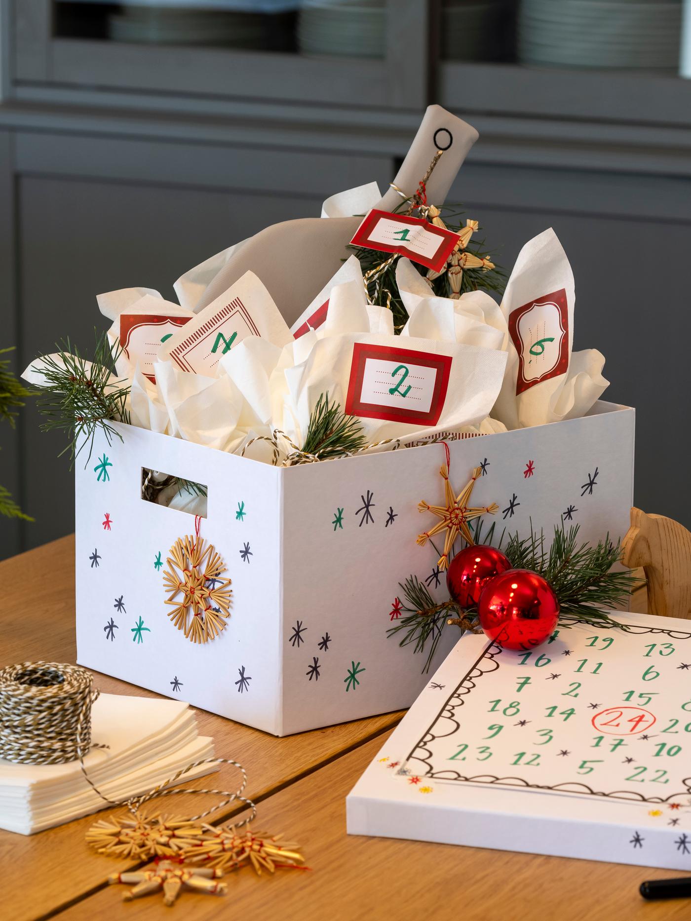 Fertiger Kalender in der weißen Box mit vielen kleinen Päckchen.