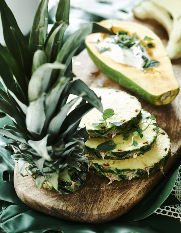 Fette di ananas su un tagliere in legno - IKEA