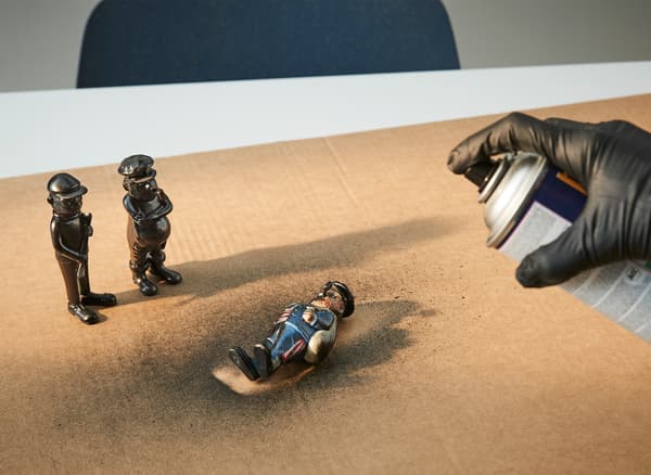 Figures de porcellana que es pinten amb un esprai negre a sobre d’un cartró.