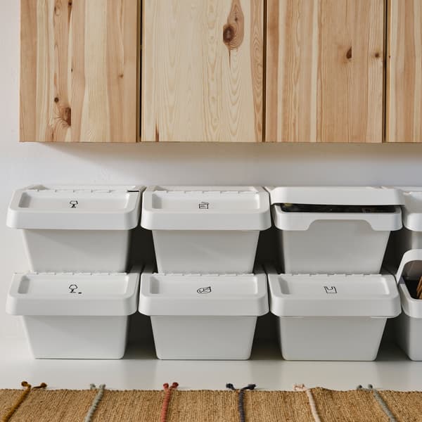 https://www.ikea.com/images/filas-de-cubos-de-basura-sortera-blancos-con-tapa-apilados-u-0e9d0b1f925404a3085be547d00ef24b.jpg?f=s