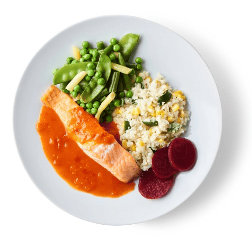 Filete de salmón con arroz de coliflor y condimento de pimiento rojo