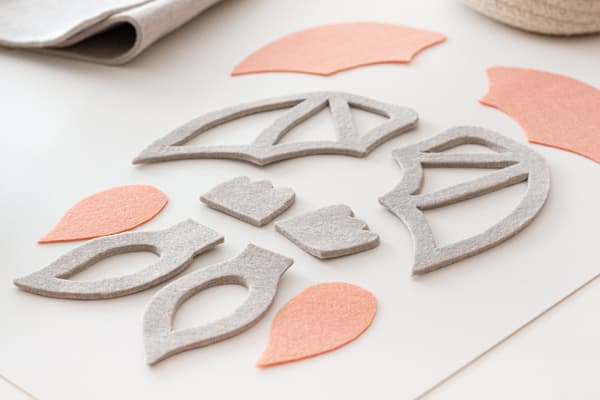 Filzteile zugeschnitten auf dem Tisch liegend. 