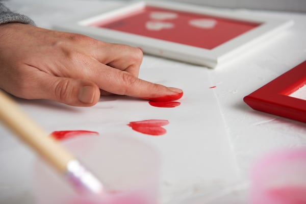 Fingermaling av hjerter.