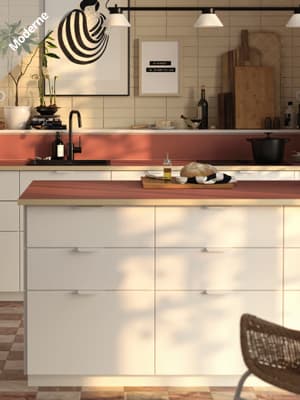 Finition veddinge blanc mat avec plan de travail terracotta
