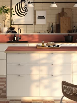 Finition veddinge blanc mat avec plan de travail terracotta