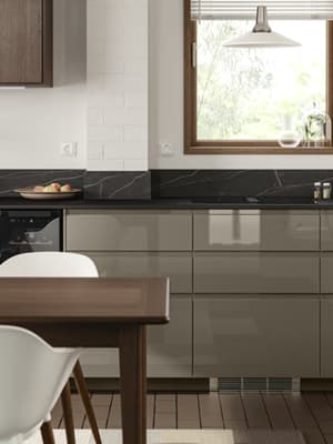 Finition VOXTORP brun gris foncé brillant