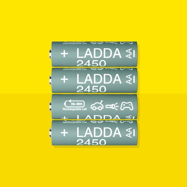 Fire LADDA batterier ligger ovenpå hinanden foran en gul baggrund.