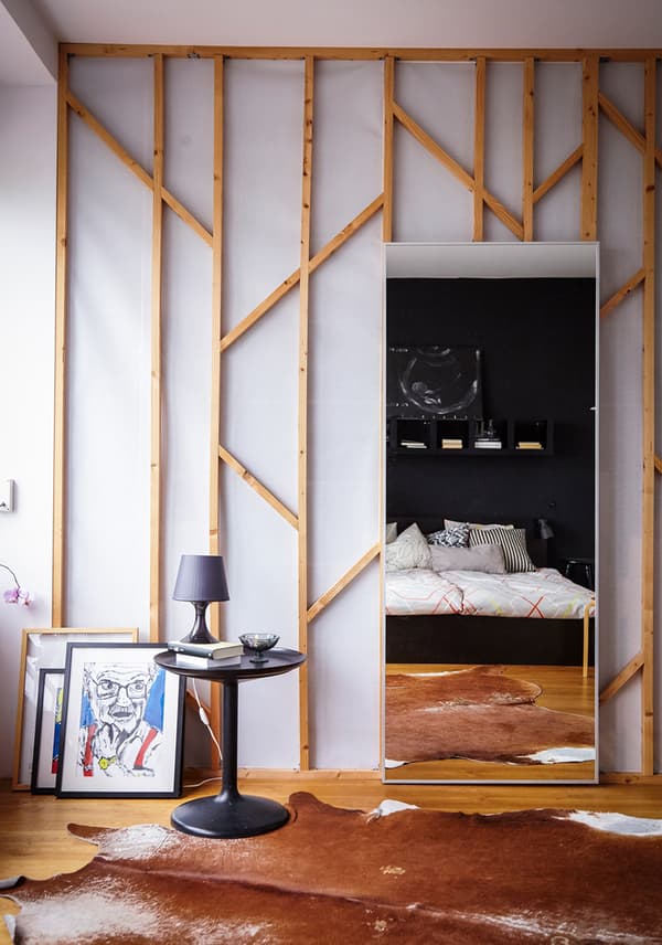 Fix a large mirror to the wall or back of a door to create the illusion of more light and space.