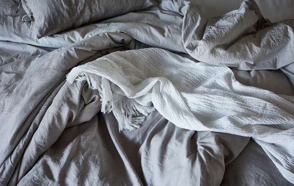 ให้ FJÄDERKLINT/ฟแยเดร์คลินต์ สไตล์ของคนรักธรรมชาติเติมเต็มห้องนอนของคุณด้วยชุดเครื่องนอนแสนสบายที่จะห่อหุ้มตัวคุณไว้