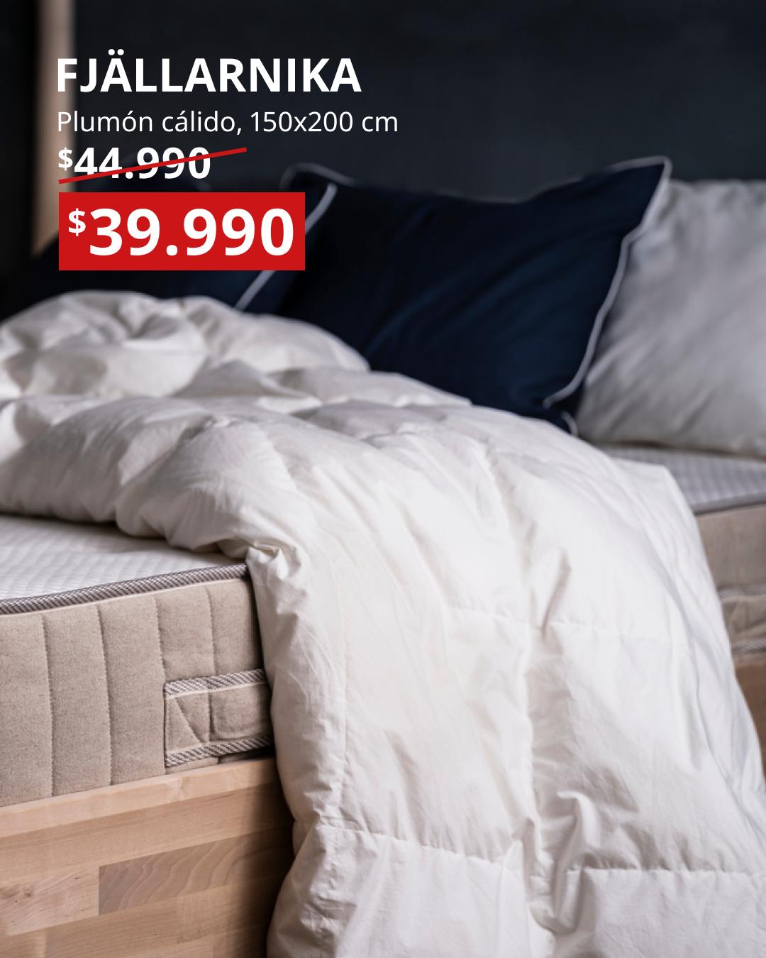 FJÄLLARNIKA plumón cálido blanco 150x200 cm extendido sobre cama con colchón visible