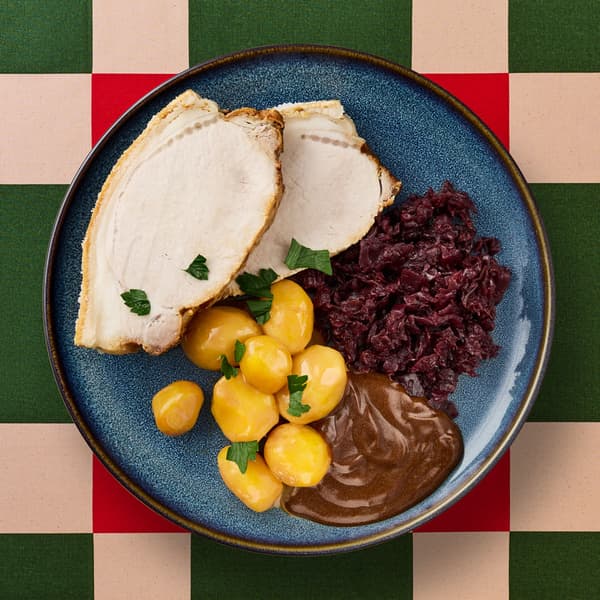 Flæskesteg
2 skiver steg serveret med brunede kartofler, rødkål og sovs

119.-