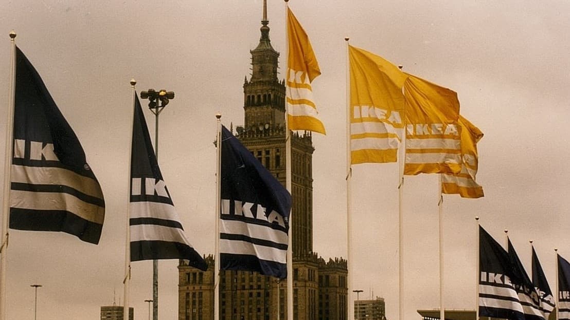 Flagi IKEA na tle Pałacu Kultury i Nauki. Fotografia z lat 90.