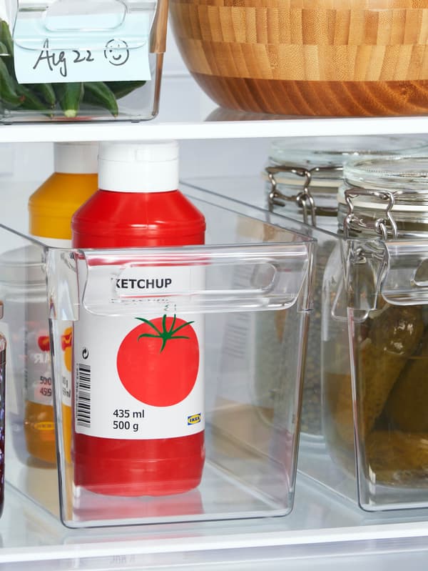 Fľaše s kečupom a horčicou a dóza KORKEN s nakladanými uhorkami v škatuliach KLIPPKAKTUS.