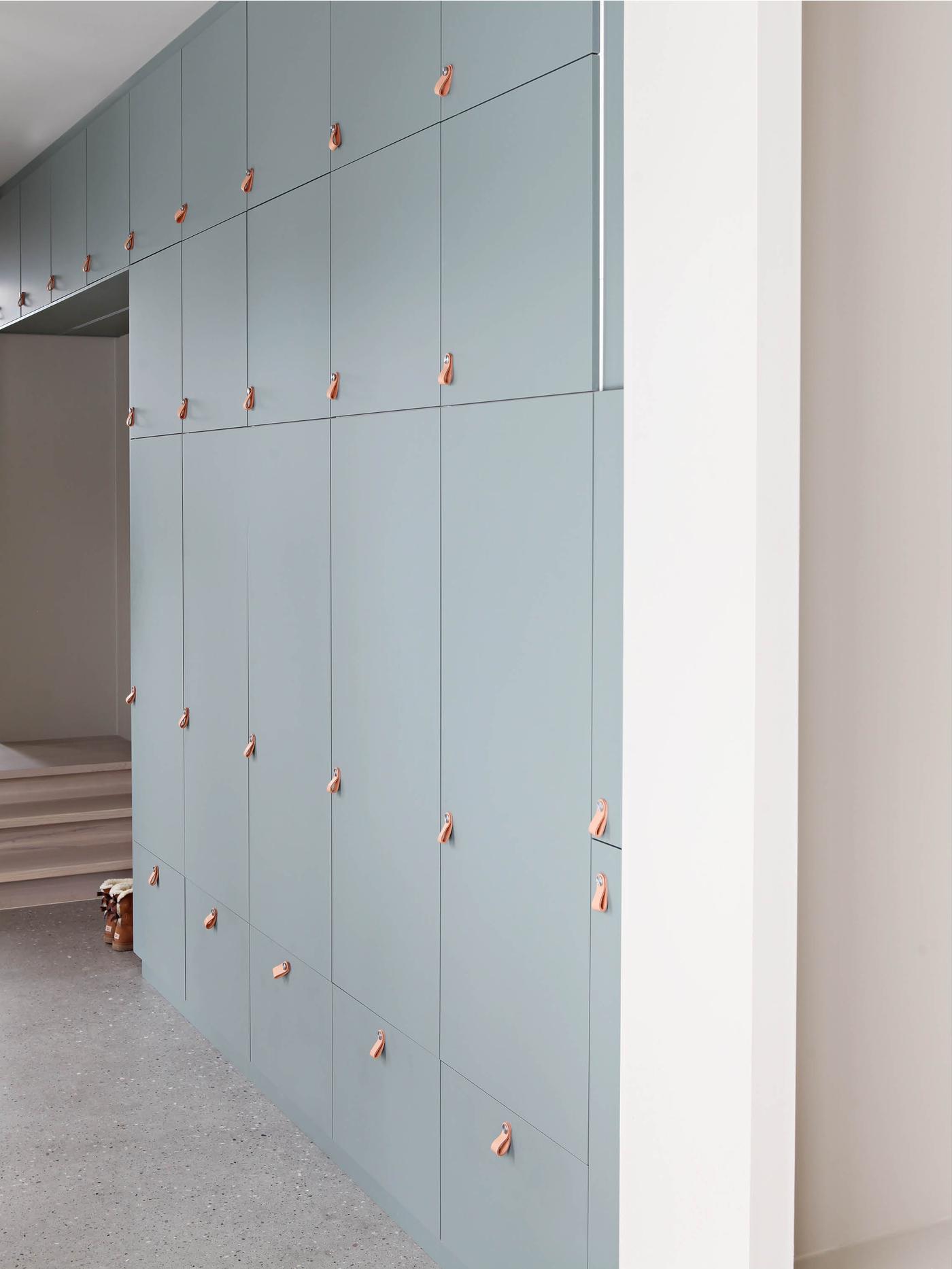 Flere skap med lukka dører i en gang.