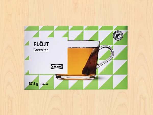 FLÖJT Green tea,Rainforest Alliance Certified, 37.5 g on a wood background
