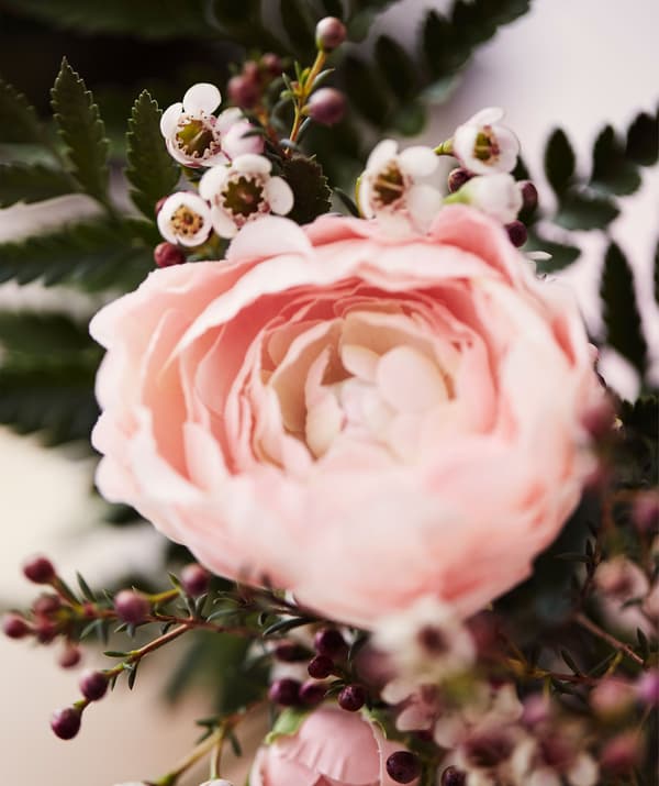 Flor i fulles de ranuncle artificial rosa.