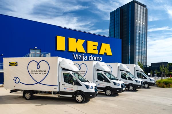 Flota 4 brezemisijskih kamionov, ki se za dostavo uporabljajo v Sloveniji.
