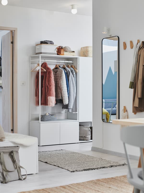 Flurbereich mit Bereichen zum Aufhängen und Aufbewahren von Kleidung, u. a. mit einem PLATSA Kleiderschrank.