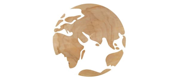 Földgömb, fából készült földrészekkel.