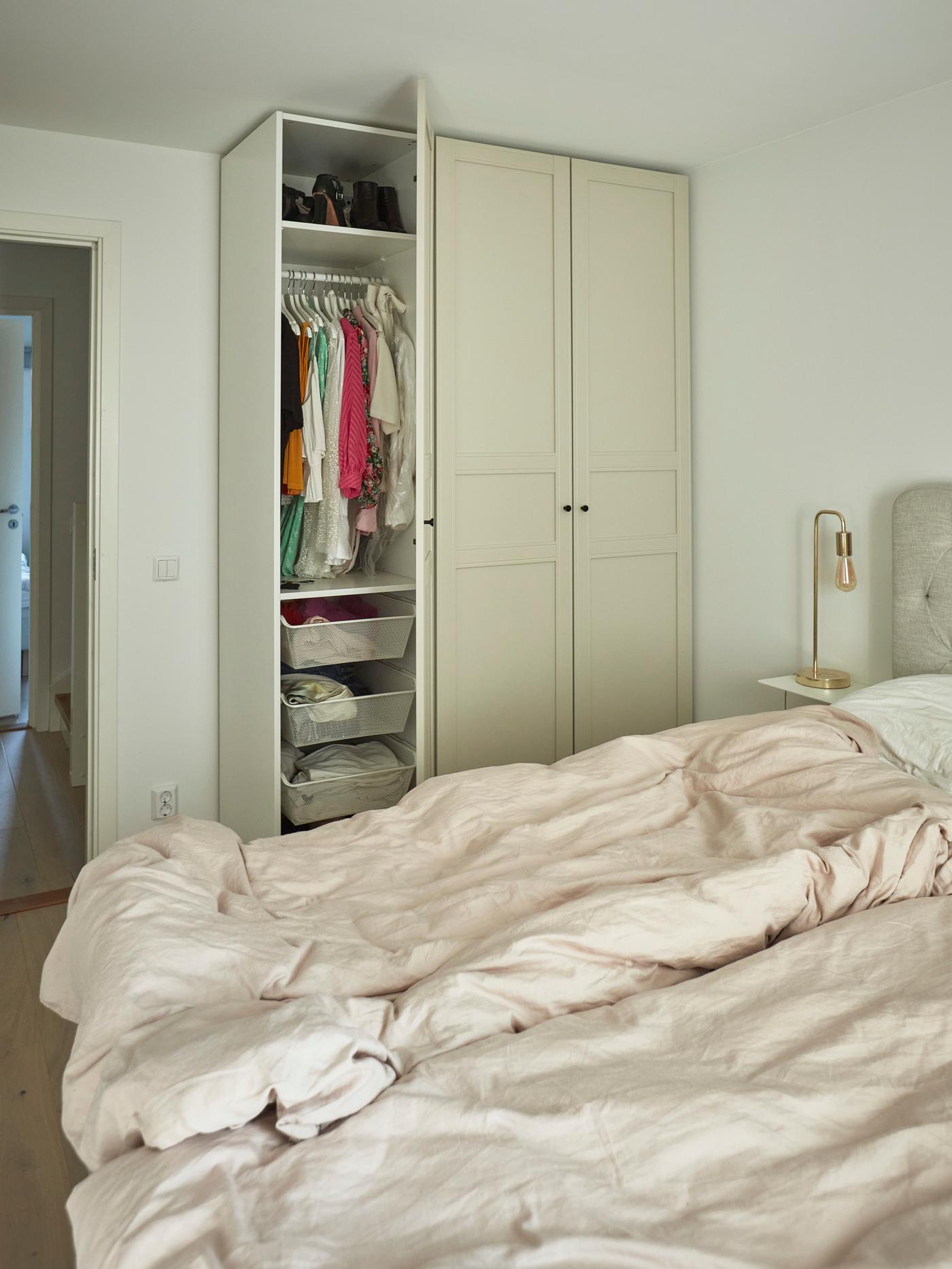 Före sovrumsmakeovern: Ett kalt, opersonligt sovrum med fokus på garderoben.