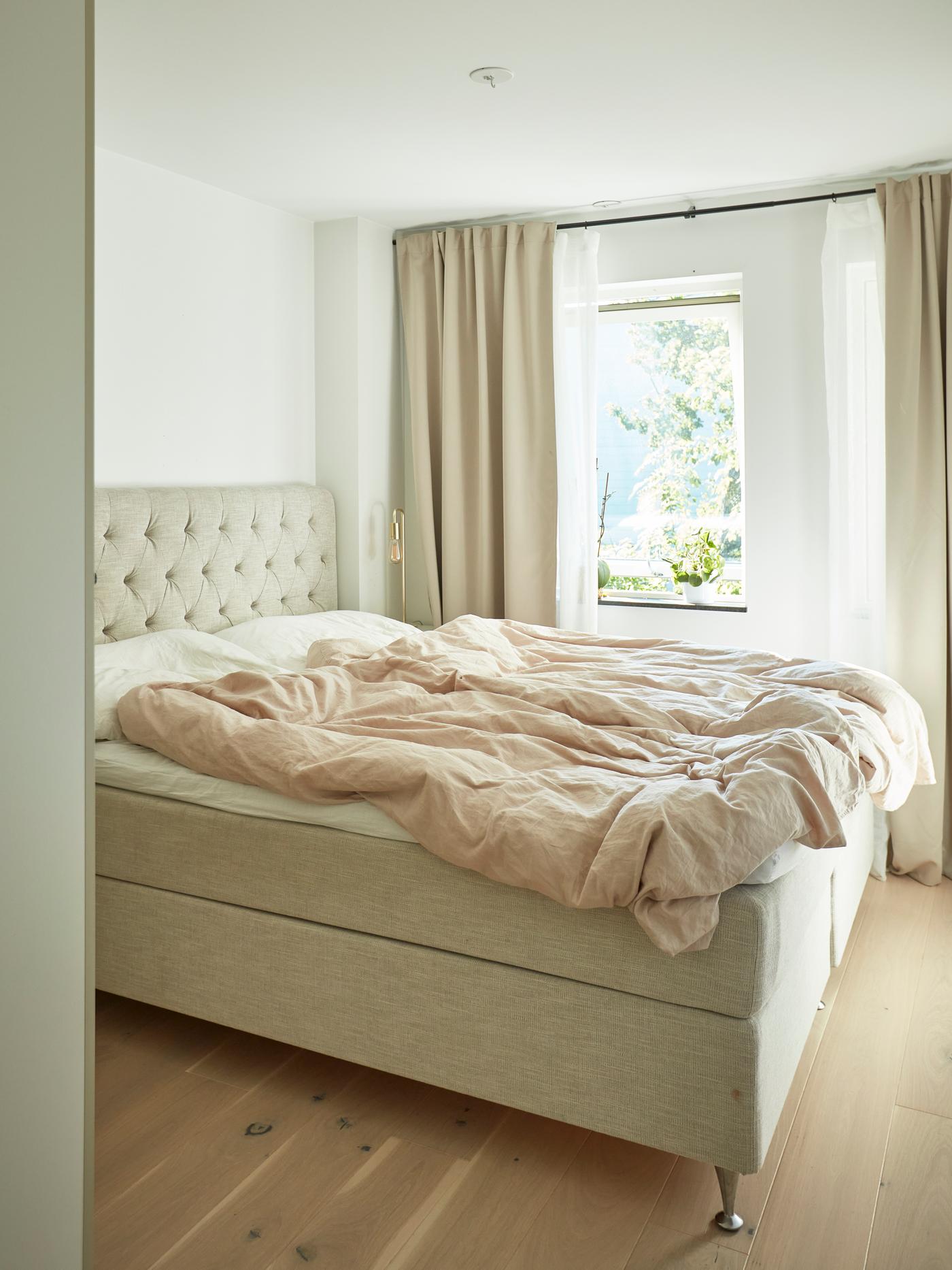 Före sovrumsmakeovern: Ett kalt, opersonligt sovrum med fokus på sängen.