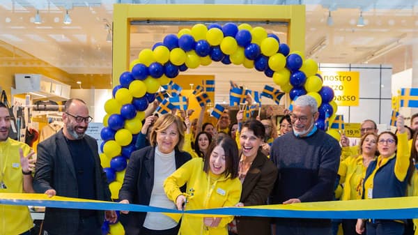 Folla all'apertura del nuovo IKEA Plan & order point a Torino Lingotto