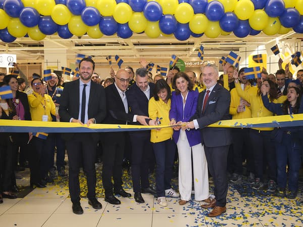 Folla all'apertura del nuovo IKEA XS store a Roma Fiumicino