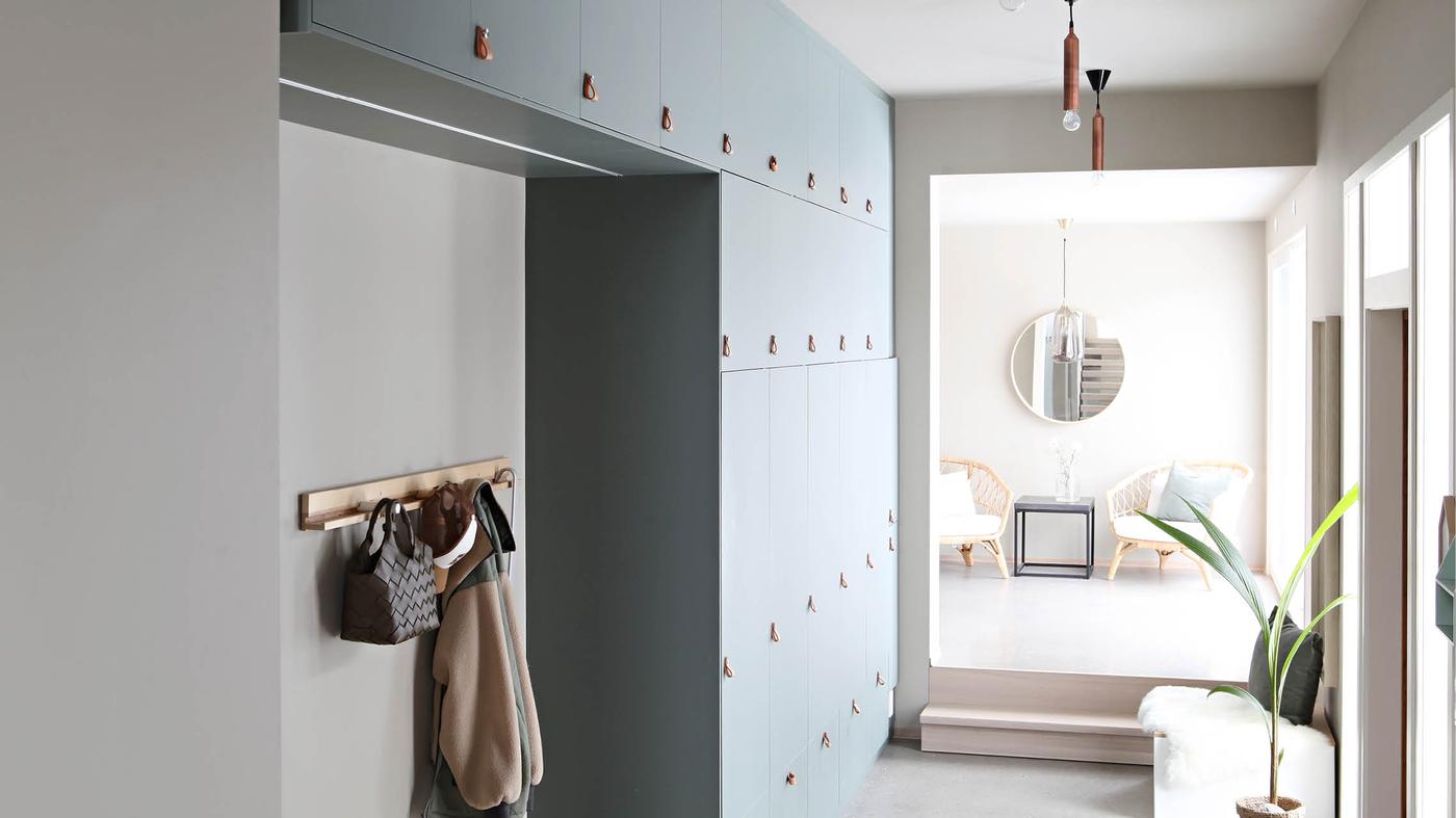 For å få maks ut av oppbevaringen i gangen, valgte familien som bor her å innrede med kjøkkenmoduler fra gulv til tak.