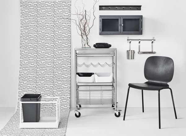 For this kitchen we focused on function and style. In terms of function, we’re talking wall rails that free up work space, smarter recycling options and extra storage. In terms of style, we went for a monochromatic look.