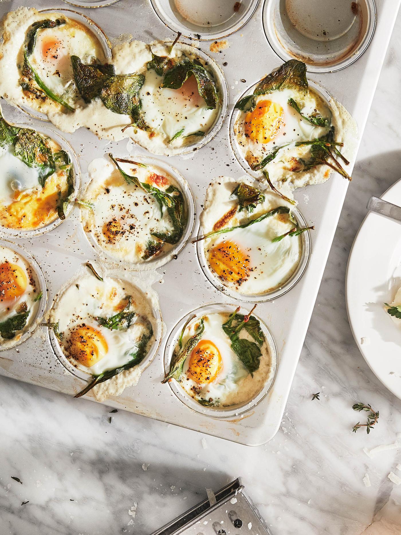 Forma na mafiny VARDAGEN so zapečenými vajcami so špenátom a syrom.