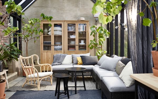 Formé de différents éléments de la collection d’extérieur KUNGSHOLMEN, ce canapé convient parfaitement à l’espace.