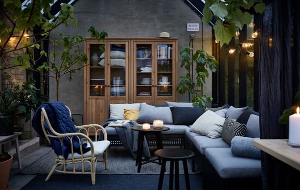 Formé de différents éléments de la collection d’extérieur KUNGSHOLMEN, ce canapé convient parfaitement à l’espace.
