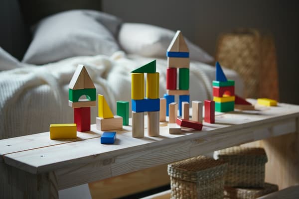 Forskellige farvede klodser på en bænk