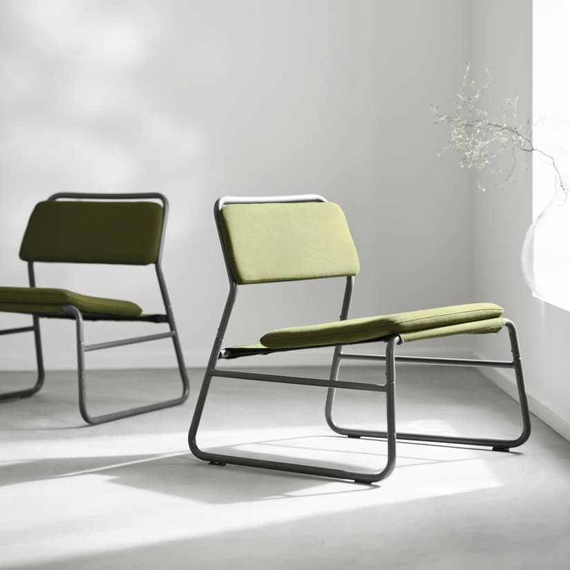 Fotel i stolik po laptop.