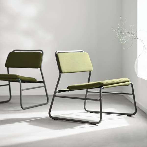 Fotel i stolik po laptop.