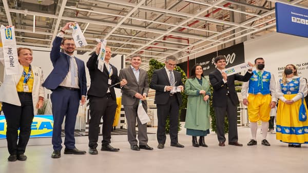 Foto de Francisco Errázuriz y más colaboradores corporativos de Empresas Falabella e IKEA en la primera tienda de Chile.