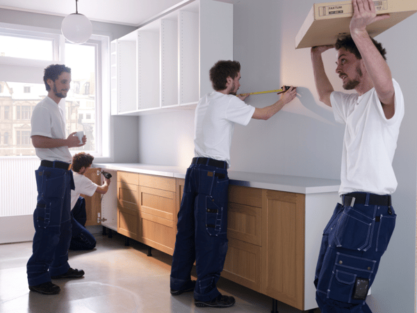 Foto de hombres montando una cocina