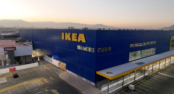 Foto de la tienda IKEA Mall Plaza Oeste mostrando la fachada azul con el logo amarillo de las letras IKEA.