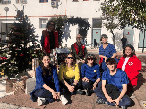 Foto de los coworkers colaborando con Cruz Roja