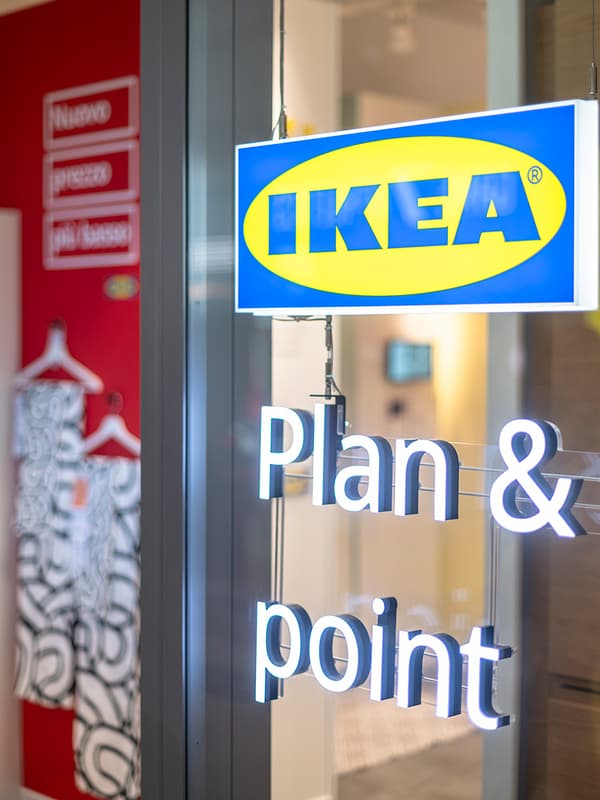 Foto della vetrina di IKEA Modena plan and order point.
