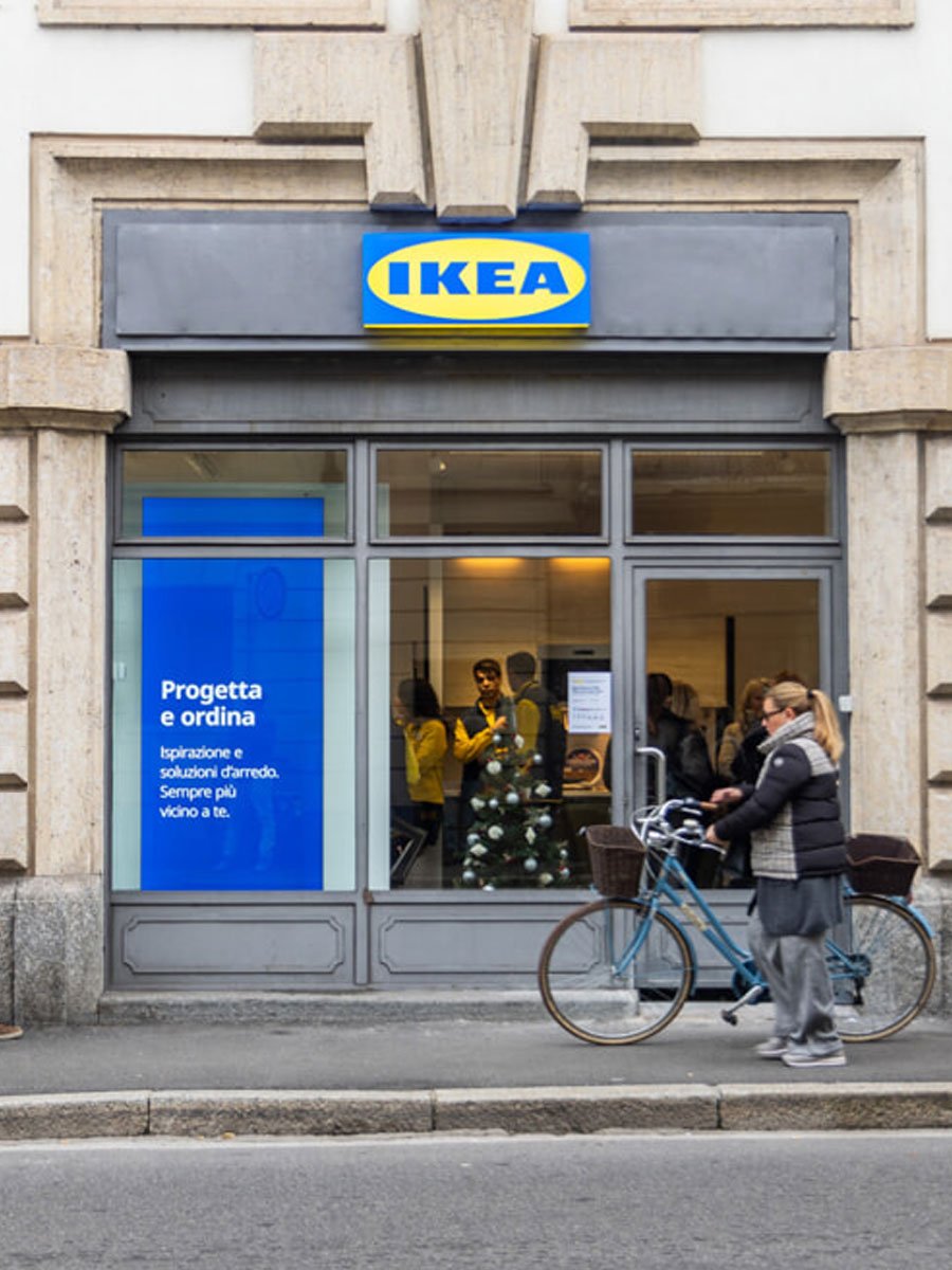 Foto della vetrina di IKEA Monza Manzoni plan and order point.