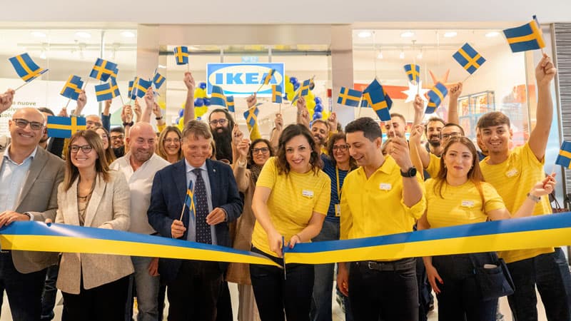 Foto dell'apertura di IKEA Agrigento Plan & order point con tante persone che tagliano il nastro di apertura nel negozio.