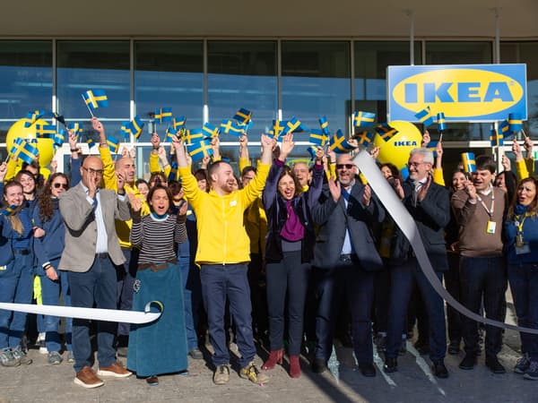 Foto dell'apertura di IKEA Bergamo Curno Plan & order point con tante persone che tagliano il nastro di apertura nel negozio