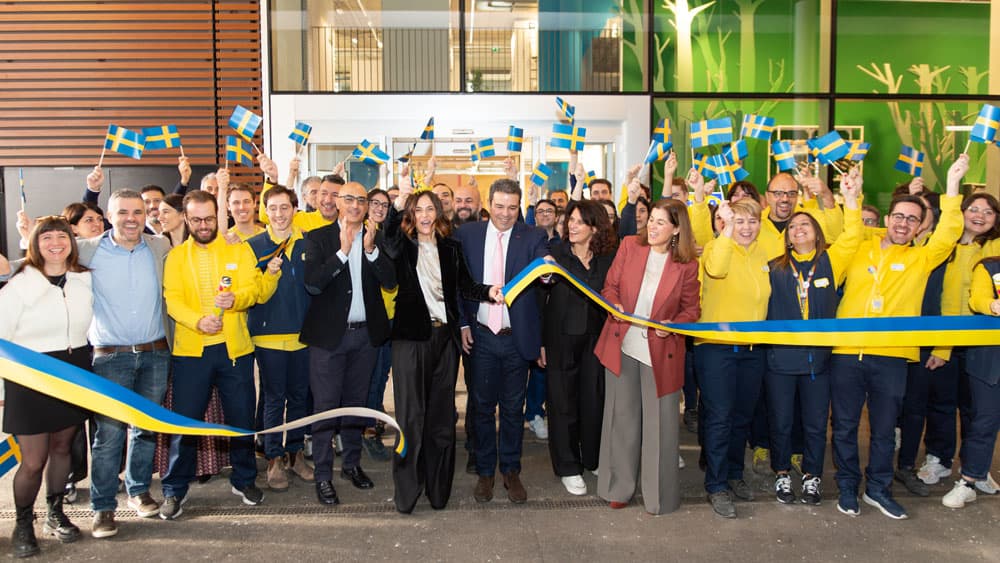 Foto dell'apertura di IKEA Bolzano Plan & order point con tante persone che tagliano il nastro di apertura nel negozio.