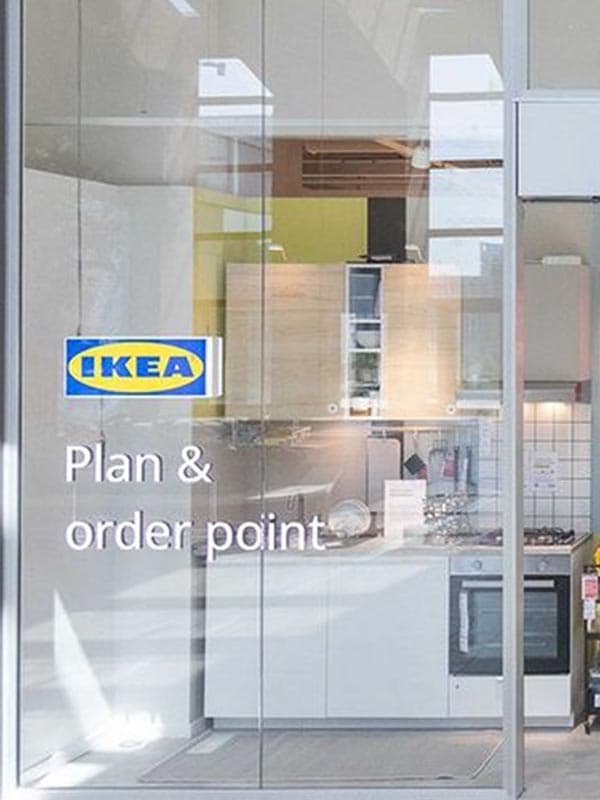 Foto dell'apertura di IKEA Cascina Merlata plan and order point con l'entrata del negozio